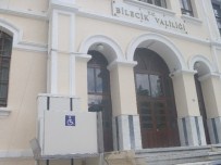 ENGELLİ ASANSÖRÜ - Bilecik'te Valilik Binasının Girişine Yapılan Engelli Asansörü Hizmete Girdi