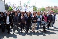 TRAFİK SORUNU - Diyarbakır'da Polis Eylemcilerle Birlikte Yürüdü
