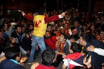 Kayserispor Taraftarları Süper Lige Çıkışı Oyuncularla Kutladı