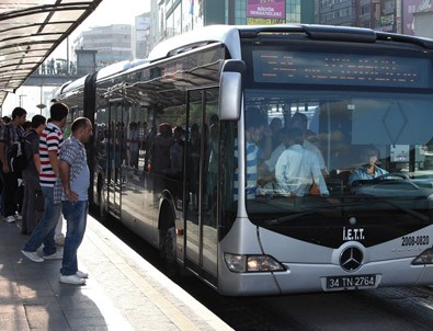 Metrobüs durağında taciz ve gasp
