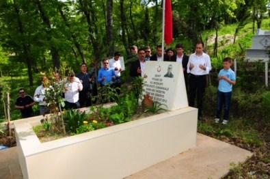 MHP Milletvekili Adayı Tuna, Şehit Askerin Mezarını Ziyaret Etti