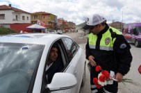TRAFİK MÜDÜRLÜĞÜ - Yozgat'ta Trafik Polisleri Sürücülere Karanfil Dağıttı