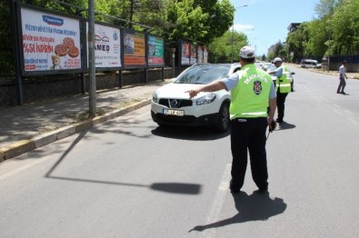 Diyarbakır'da Küçük 'Şahin Polisler” Sürücüleri Durdurarak Uyardı