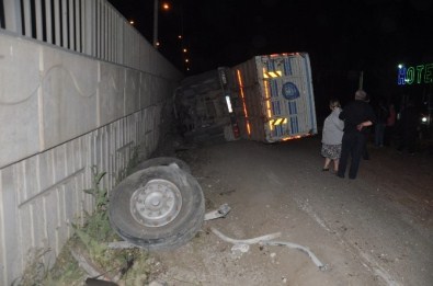 Freni Patlayan Odun Yüklü Kamyon Devrildi, Kazada 1 Kişi Yaralanırken Kamyondan Saçılan Odunlar İse Yolu Trafiğe Kapattı