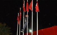 Mustafa Ceceli Konserinde Türk Bayrağını İndirme Girişimi