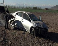 ZENGEN - Otomobil Tarlaya Uçtu Açıklaması 4 Yaralı