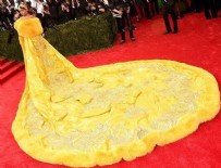 RIHANNA - Rihanna'nın elbisesi alay konusu oldu