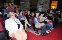 TİYATRO FESTİVALİ - 'Akıl Defteri'Ayvalıklıları Büyüledi