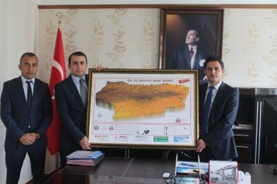 İdil Kaymakamı Başarılı Öğretmeni Tebrik Etti