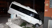 Minibüs Böyle Asılı Kaldı Açıklaması 2 Yaralı