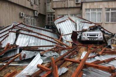Çatılar Uçtu, Ağaçlar Apartmanlara Devrildi !
