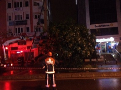 İstanbul'da Fırtına Faciaya Yol Açıyordu