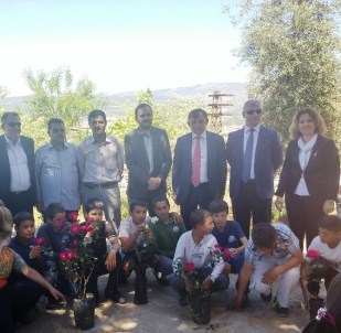Karacasulu Öğrenciler, Camiyi Güllerle Donattı