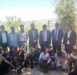 MUSTAFA BÜYÜKYAPICI - Karacasulu Öğrenciler, Camiyi Güllerle Donattı