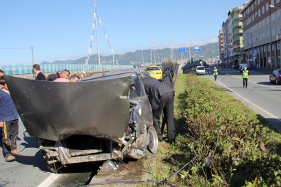 Rize'de Otomobil Refüje Çarptı Açıklaması 1 Yaralı