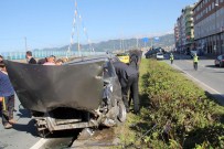 KARADENIZ SAHIL YOLU - Rize'de Otomobil Refüje Çarptı Açıklaması 1 Yaralı
