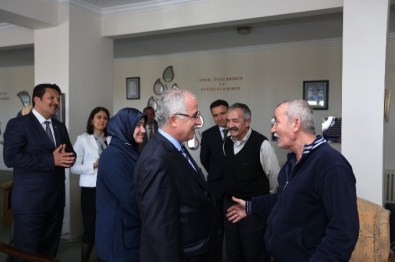 Vali Tuna Huzurevi Sakinlerini Ziyaret Etti
