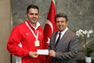 Avrupa Şampiyonu'na Başkan Karadeniz'den Ödül