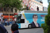 SAKARYA CADDESİ - Başbakan, CHP'lileri Selamladı