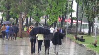 NAYLON POŞET - Bursalılar Mayıs Yağmuruna Hazırlıksız Yakalandı