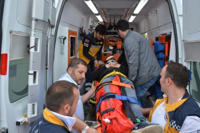 Otomobile Çarpan Motosikletin Sürücüsü Yaralandı