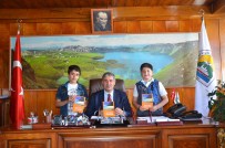 DUMANLı  - Başkan Aksoy'a Yazdığı Kitabı Hediye Etti