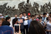 ŞEHİTLER ABİDESİ - Başkan Dündar Öğrencilerle Çanakkale'yi Gezdi