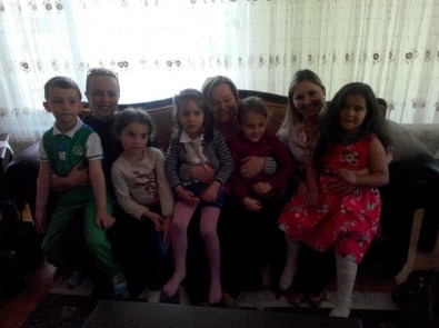 Minik Öğrenciler Okullarını Yaptıran Şükran Öney'e Sürpriz Yaptılar