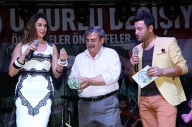 Umurlu Mahalle Halkı Nilay Dorsa'yı 'Erik Güzeli'Seçti