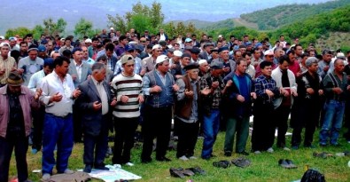 Yüzlerce Çiftçi Yağmur Duasına Çıktı