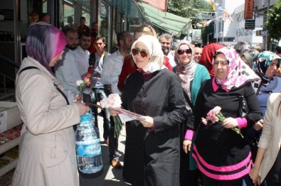 AK Parti'li Vekil Adayları Bağcılar'da Sevgi Yürüyüşü Yaptı