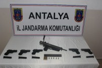 SUİKAST SİLAHI - Antalya'da Bir Otomobilde Uzun Namlulu Silah Ele Geçirildi