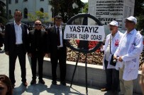 ATATÜRK HEYKELİ - Sağlık Çalışanları Atatürk Anıtı'na Siyah Çelenk Bıraktı