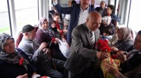 İSMAİL TAMER - Tamer, Tramvayda Vatandaşlara Karanfil Dağıttı