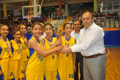 Tarsus'ta Başarılı Sporcular Madalyalarını Aldı