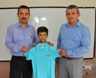 TURGUT DEVECIOĞLU - Öğrencilere Karne Hediyesi Tişört