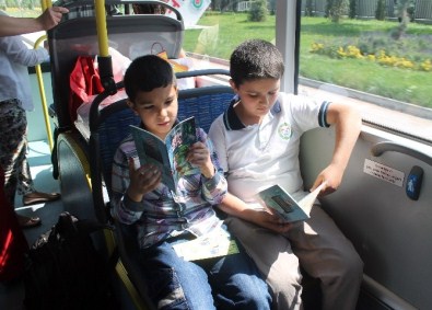 Küçük Öğrenciler Otobüsleri Kütüphaneye Çevirdi