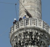 'Camilerin Gerdanlığı' Mahyalar Ramazan İçin Hazırlanıyor