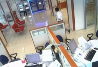 SOYGUN GİRİŞİMİ - Güvenlik Görevlisi Banka Soygununu Engelledi