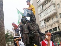 ATATÜRK HEYKELİ - HDP'liler İzmir'de Atatürk heykelinin üzerine oturdu