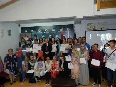 Kosova'da Ebru Sanatı Kursiyerleri Sertifikalarını Aldı