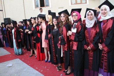 Lise Öğrencilerin Mezuniyet Sevinci