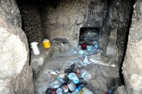 HALIKARNASSOS - Bodrum'da Tarihi Mezar Odaları Çöplük Gibi