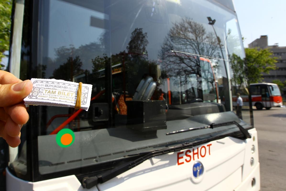 İzmir'de toplu ulaşımda kağıt bilet dönemine dönüş