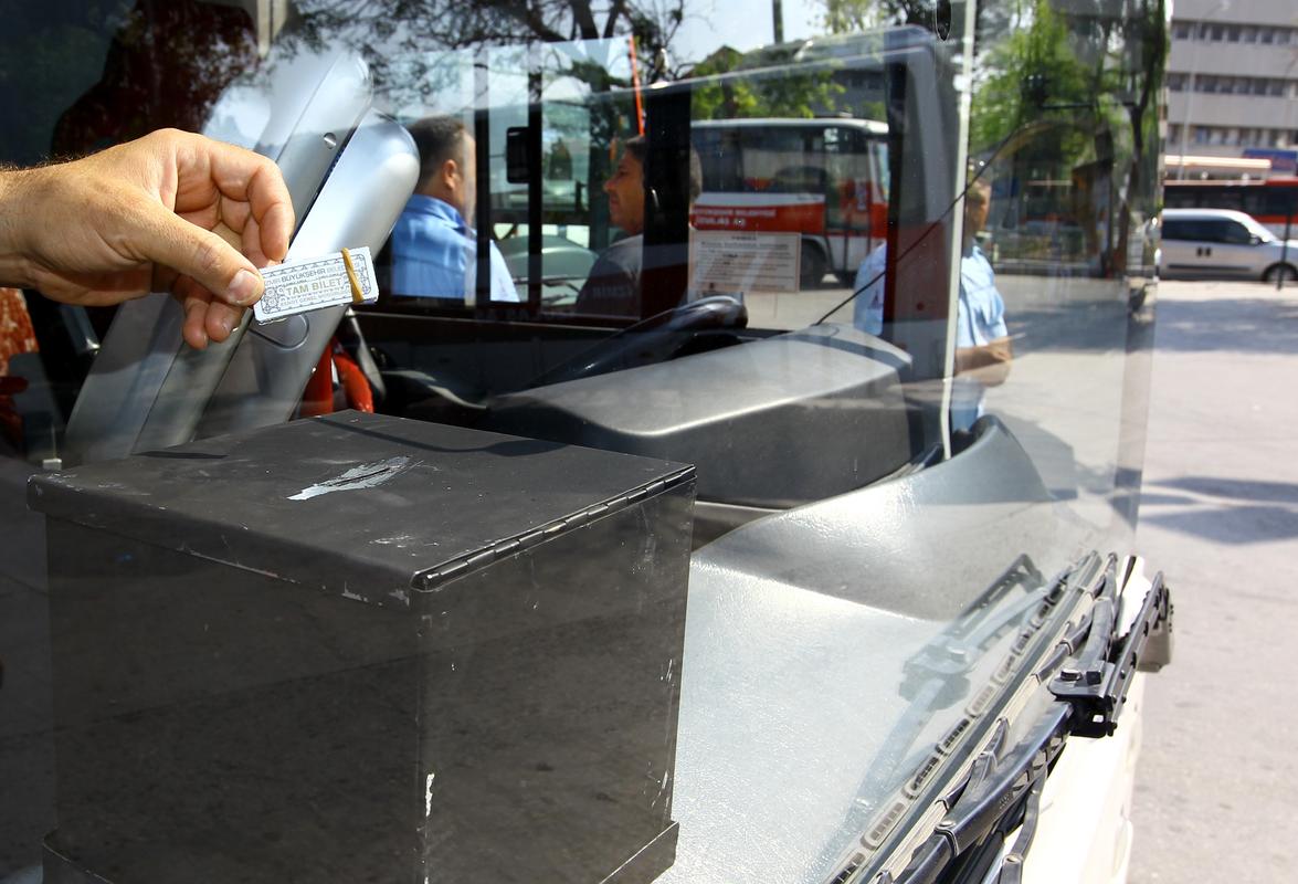 İzmir'de toplu ulaşımda kağıt bilet dönemine dönüş