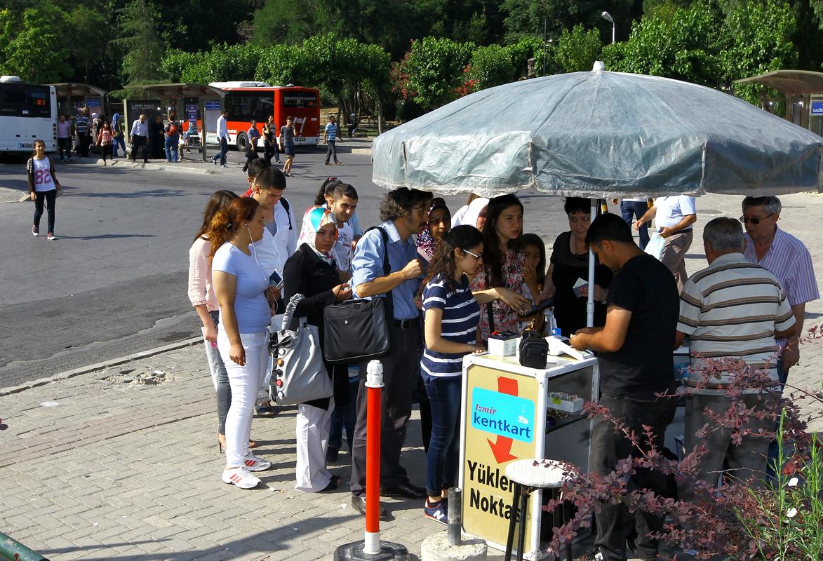 İzmir'de toplu ulaşımda kağıt bilet dönemine dönüş