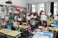 KARNE HEYECANI - Denizli'de Öğrencilerin Karne Sevinci