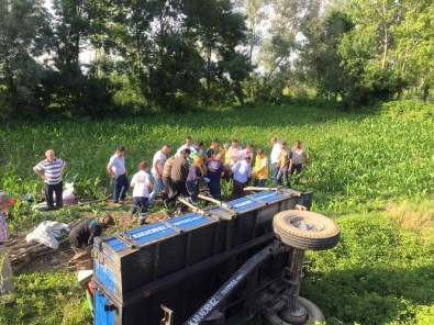 Sakarya'da Traktör Devrildi Açıklaması 3 Yaralı