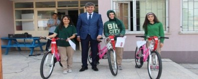 Seben Belediyesi Okullarını Başarıyla Bitiren Öğrencilere Bisiklet Hediye Etti