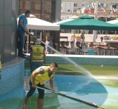 SİGARA İZMARİTİ - Yosun Tutan Kent Meydanı Havuzu Temizleniyor